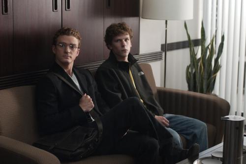 Jesse Eisenberg és Justin Timberlake a Facebook-filmben