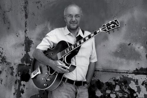 Tommy Campbell, gitár
