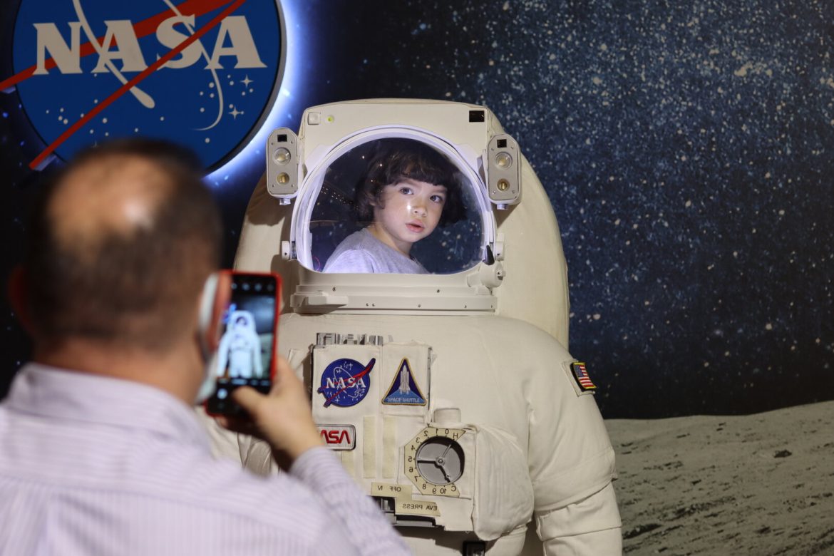  Life in Space, utazó kiállítás