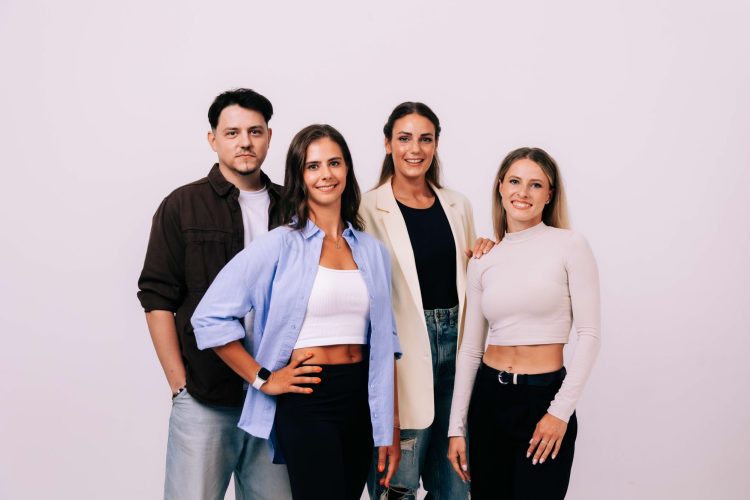 Szemerey Zsófi, Pigniczki Fanni, Takács Boglárka és Pekler Zalán (Fotó: Bodnár Dávid / Stylist: Bendes Bianka / Smink, haj: Bán Zsófia Lilla)