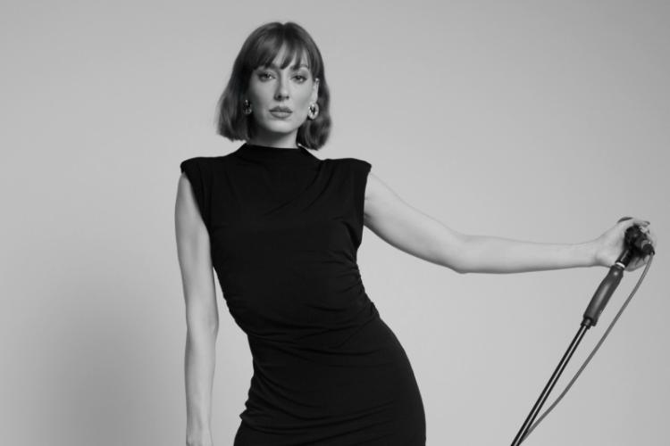 Horányi Juli, ének Horányi Juli, ének