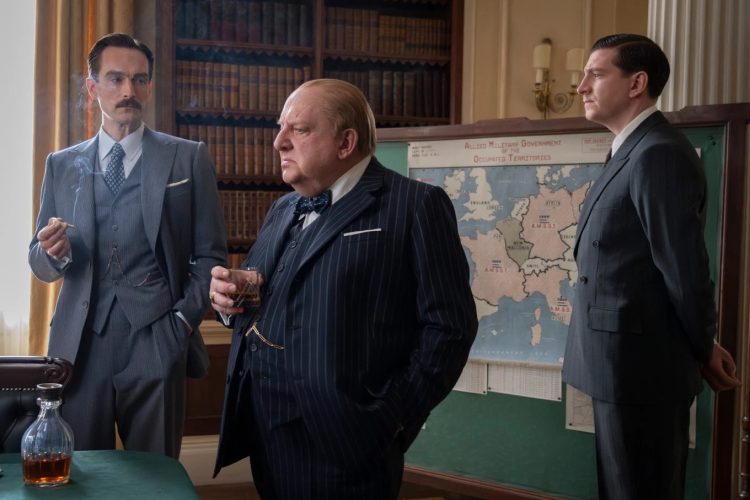 Simon Russell Beale (középen) Churchill szerepében Simon Russell Beale (középen) Churchill szerepében